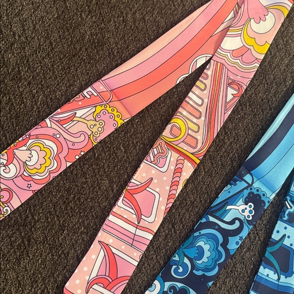 Scarfs - Picture 2 of 4